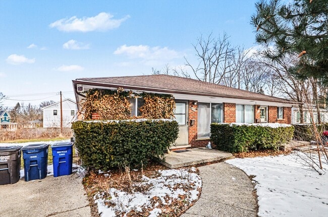 Building Photo - 924 Lutz Ave