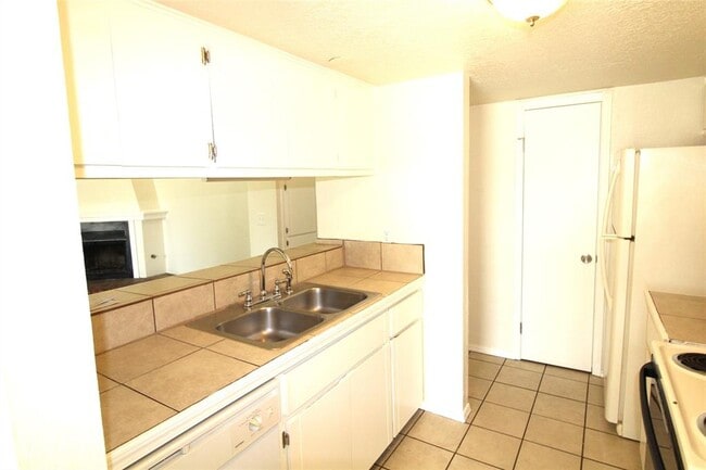 Building Photo - 900 Aspen Ct