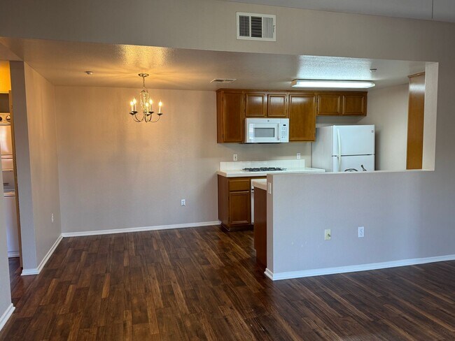 Building Photo - Spacious 2 bedroom 2 bath ground floor uni...