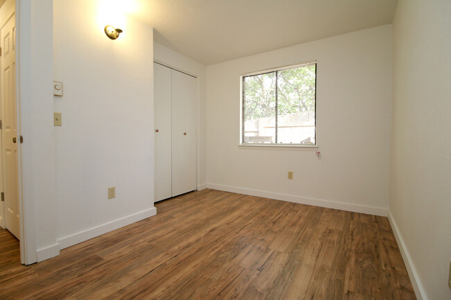 Building Photo - Great 2bd/1bth Duplex in the South Hills ~...