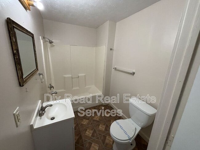 Building Photo - 829 Maple Ave