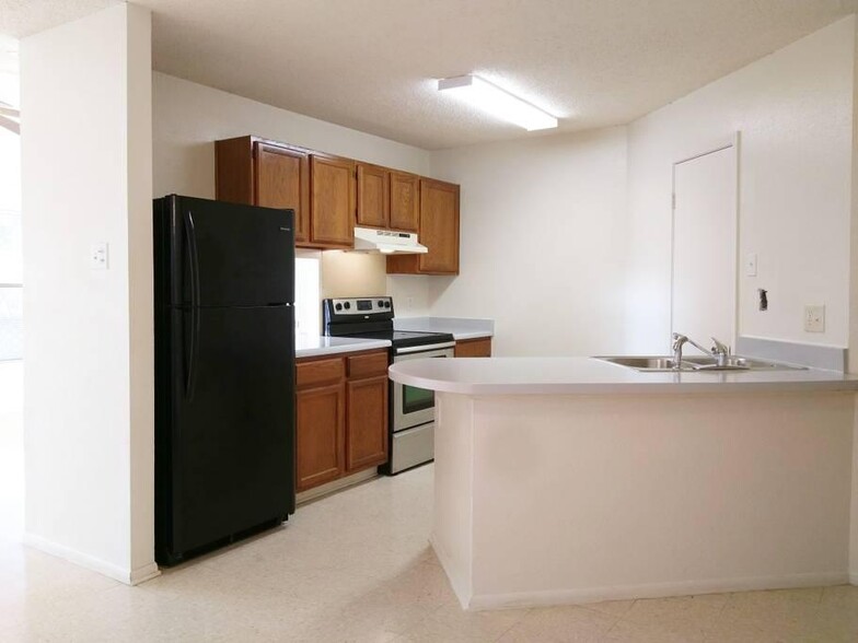 Kitchen - 2527 Corian Glen Dr