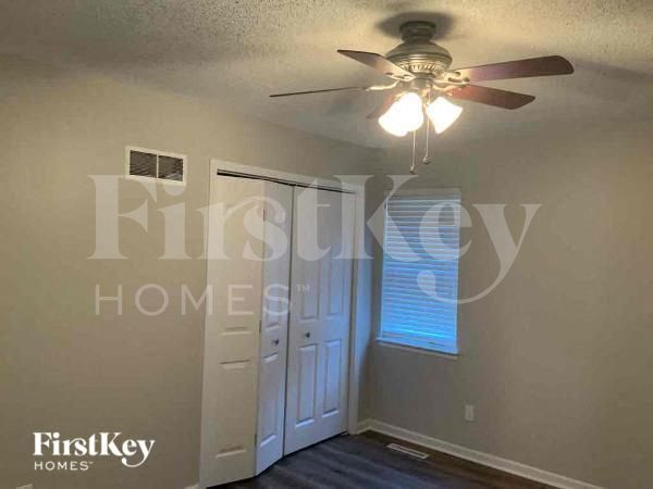 Building Photo - 13900 S Raintree Dr