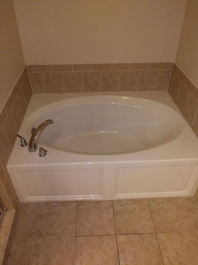 Building Photo - BACK ON THE MARKET!!! Grab this Spacious 4 Bedroom 2.5 Bath Townhouse