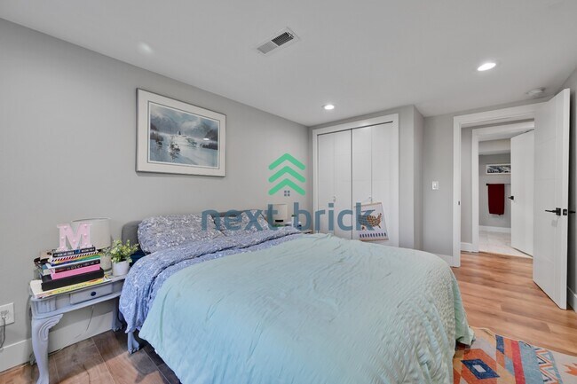 Building Photo - "Spacious 4-Bedroom Retreat with 3 Baths in the Heart of Kirkland – 2,480 Sq. Ft. of Pure Comfort!"