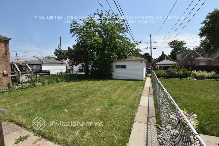 Building Photo - 8035 S Richmond St