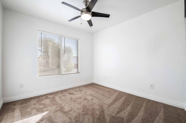 Building Photo - CUTE 3 BEDROOM HOME WITH POOL/SPA!