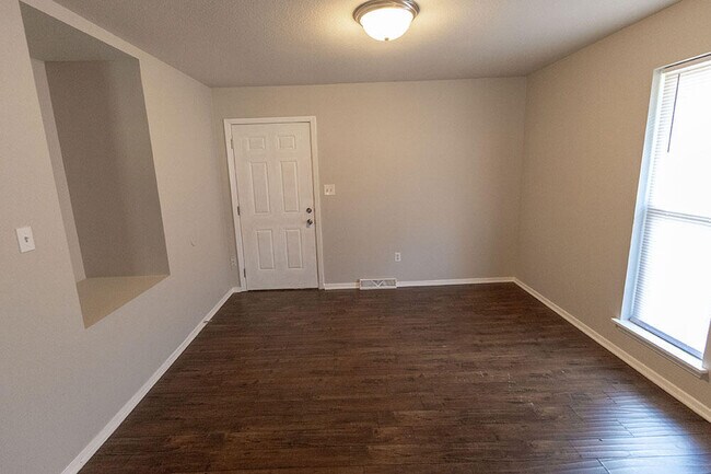 Building Photo - 1011 W Ash St