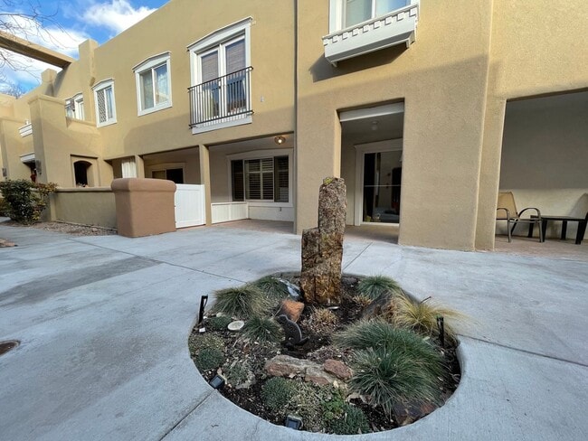 Building Photo - 663 Bishops Lodge Rd