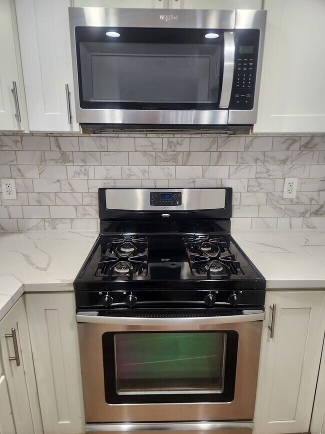 Building Photo - Clean and bright throughout, 2-bedroom, 1.5 Bathroom, two story unit in a great Windsor location!