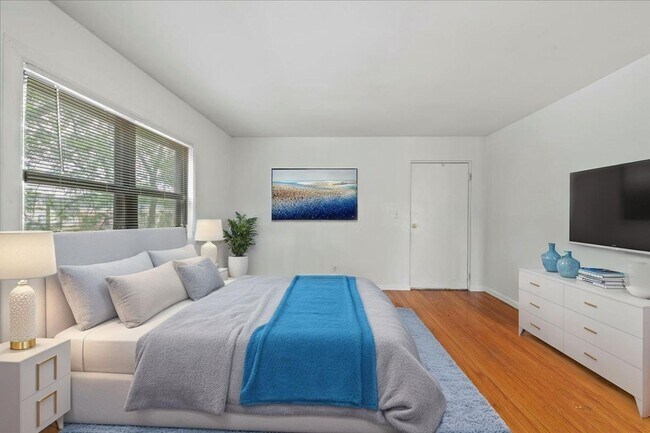 Building Photo - 306-306 E 19th St