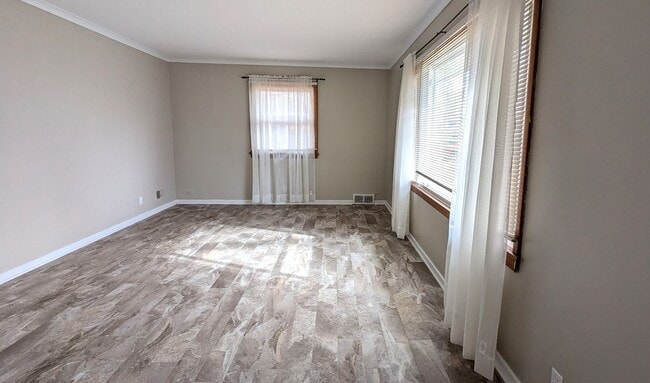 Building Photo - 614 E Sunset Dr