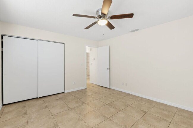 Building Photo - "Charming 3-Bed, 2-Bath Gem in St. Petersb...