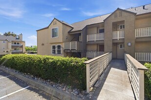 Building Photo - 675 Newbury Ln