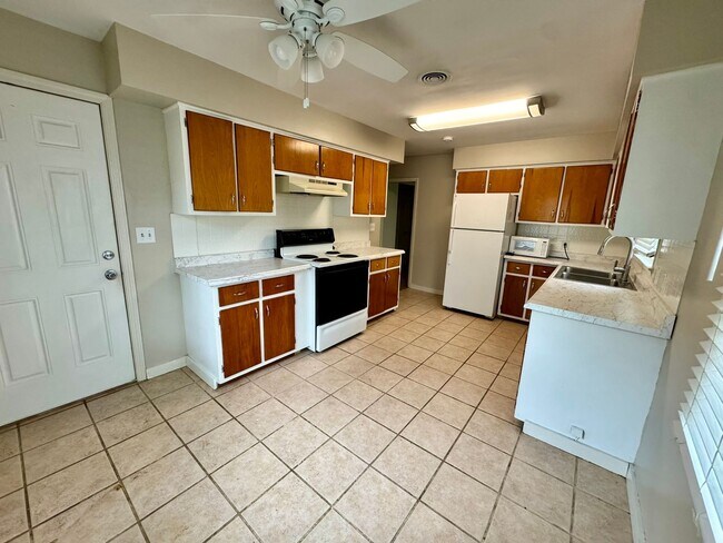Building Photo - 1006 N 49th Ave