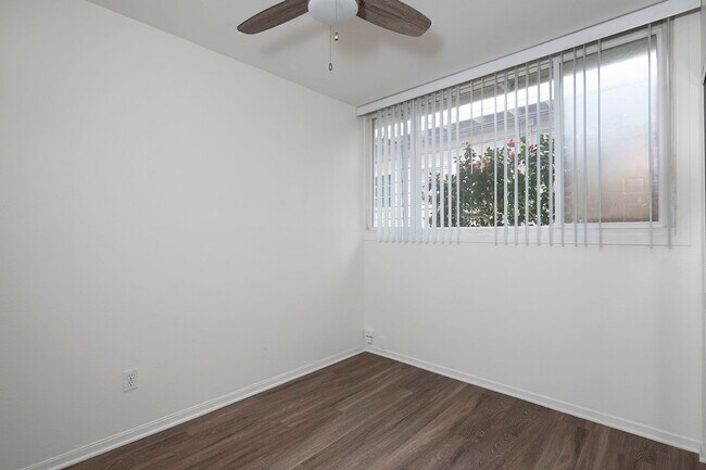 Building Photo - The Perfect 2 BR for Beach Lovers! Only 1 ...