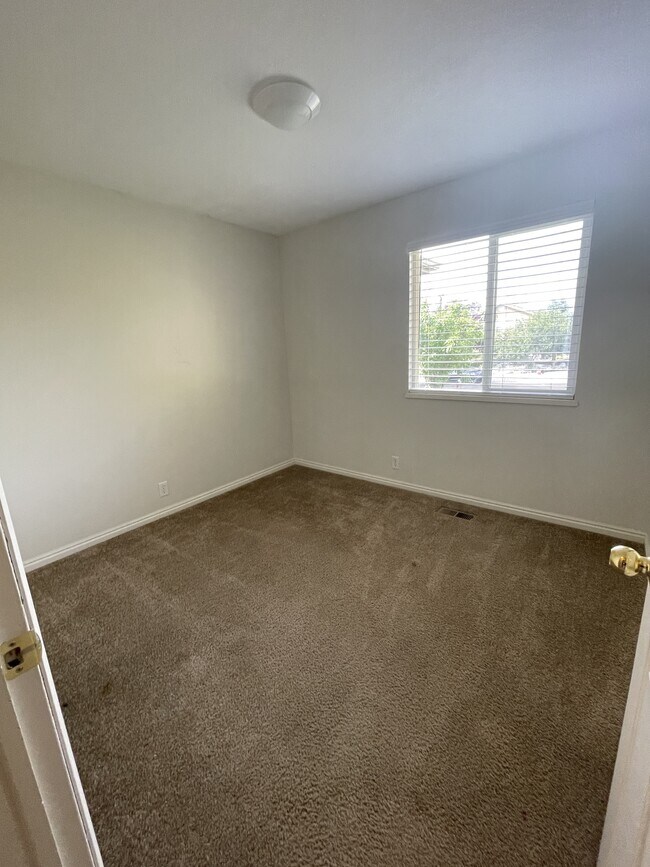 Building Photo - 134 Lakeview Dr