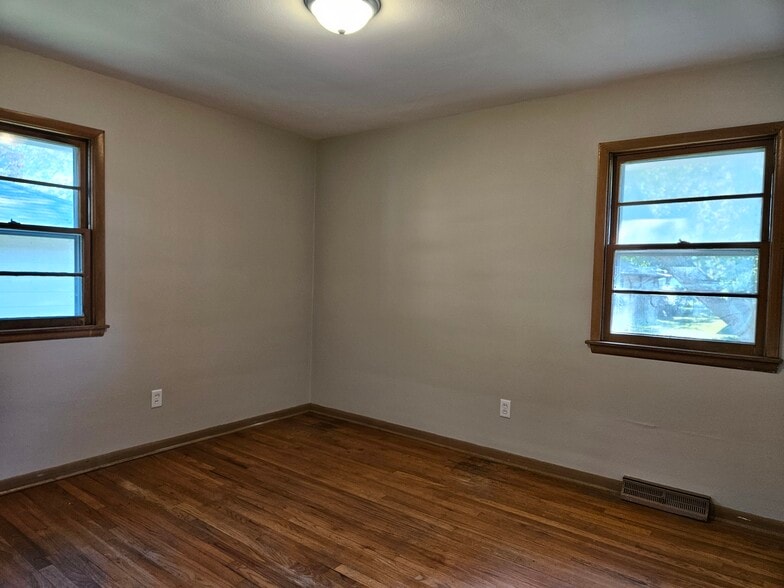 Right front bedroom - 413 SW Westlawn Dr
