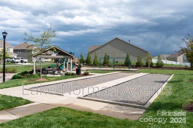 Building Photo - 196 Longleaf Dr