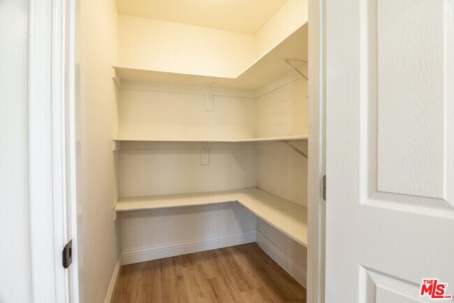 Building Photo - 445 S Mansfield Ave