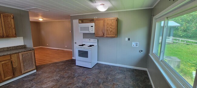 Building Photo - 2/1 Duplex Towards Cave City - 6-12 MONTH ...