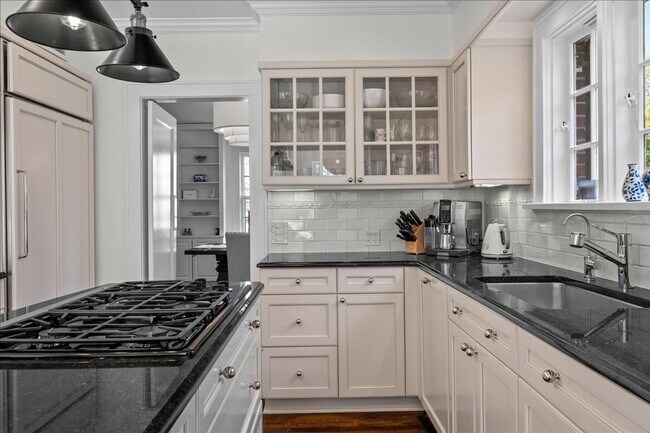 Building Photo - Manor Woods 5 Bedroom 2.5 Bathroom Colonial Home