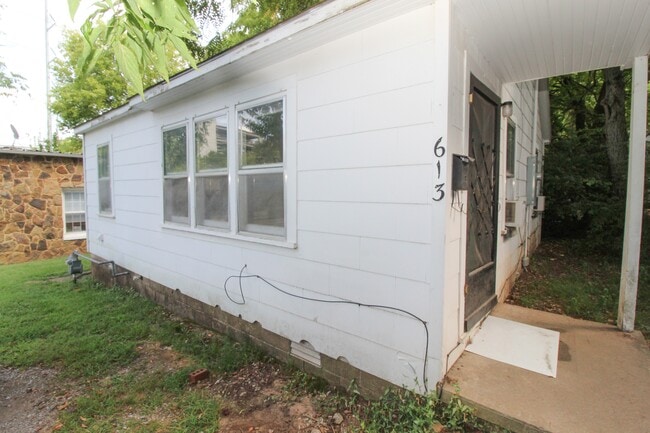Building Photo - 613 Reagan St
