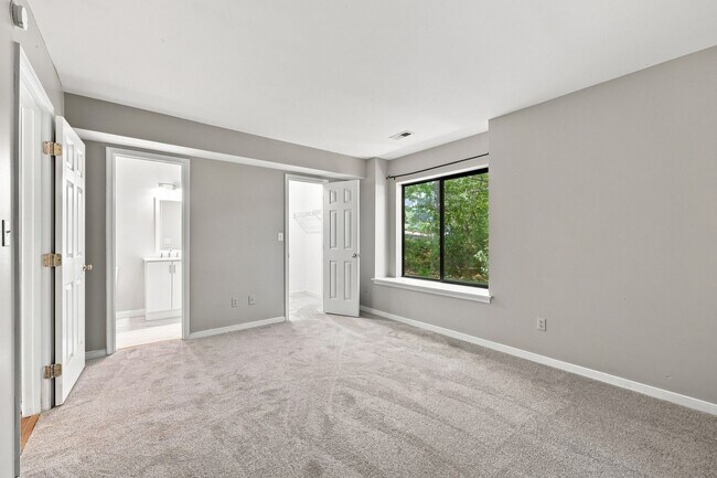 Building Photo - 322 Whispering Oaks Dr