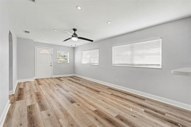 Building Photo - 8902 El Portal Dr