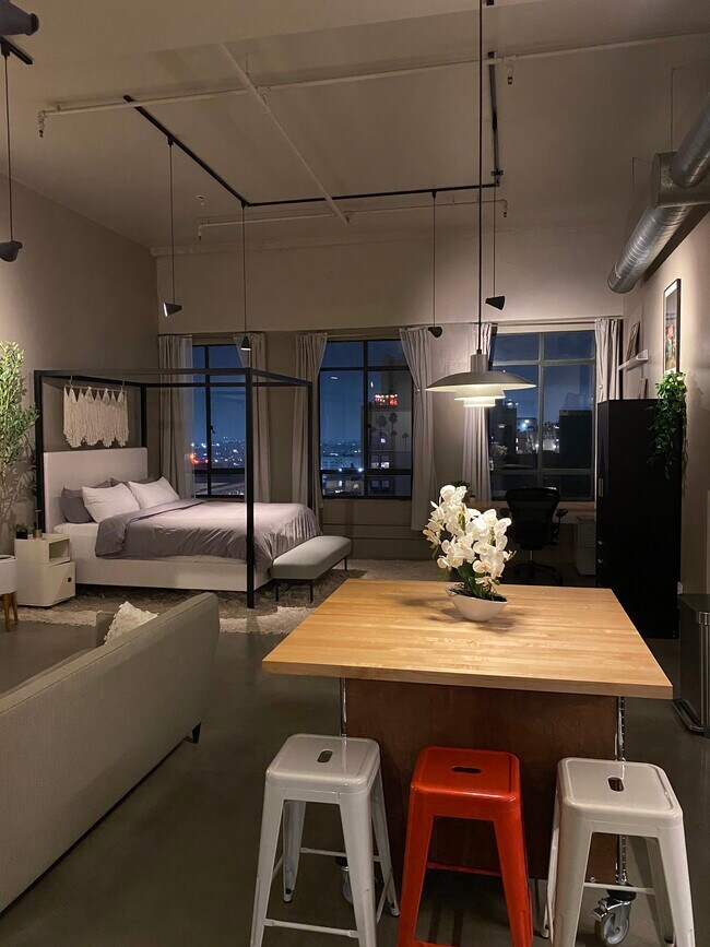 Building Photo - 849 S Broadway