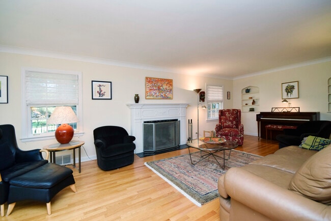 Building Photo - 319 Wesley Ave