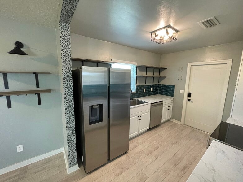 Kitchen with Stainless steel appliances - 21733 Edgewater Dr