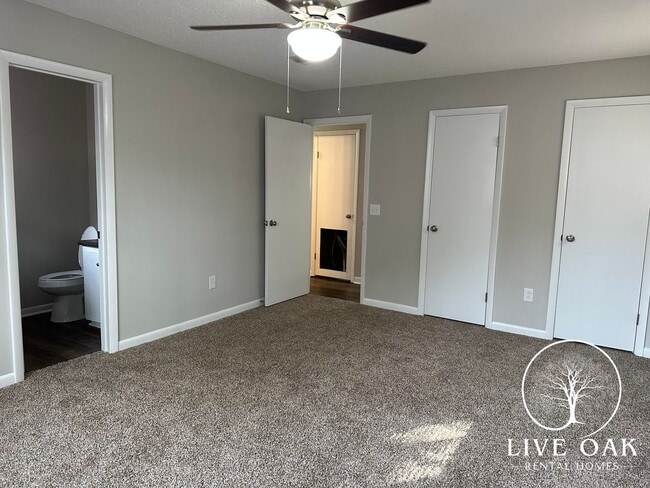 Building Photo - 706 Robin Hood Dr