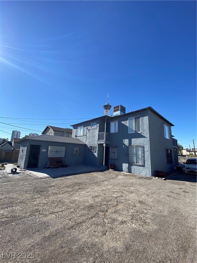 Building Photo - 1711 Santa Paula Dr