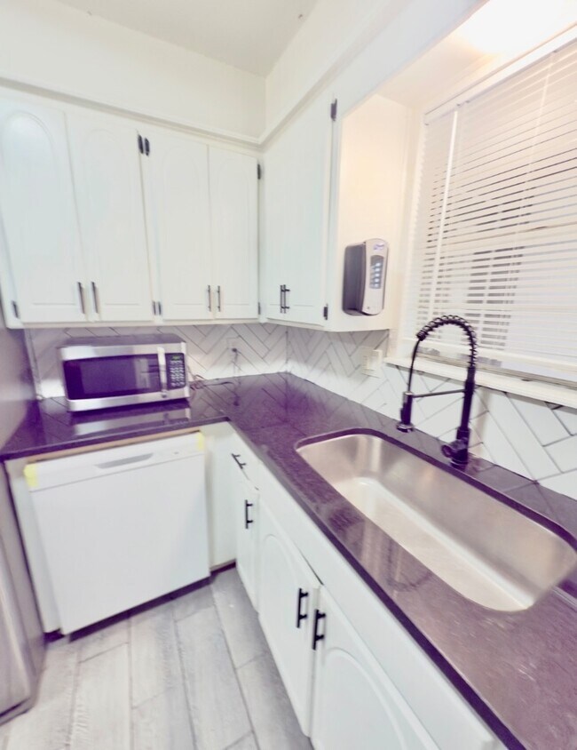 Building Photo - 4312 Meadowpark Dr