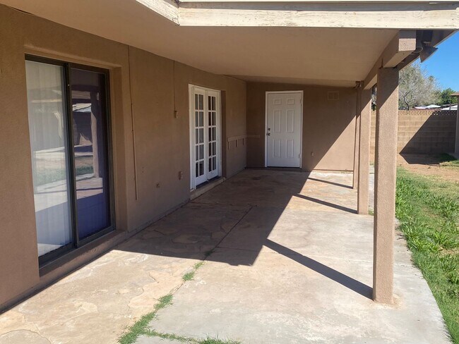 Building Photo - Nicely updated 3/2 SFH in Glendale w no HOA