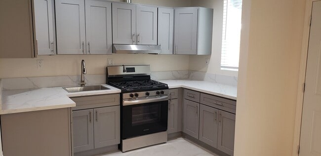 Building Photo - 7th202