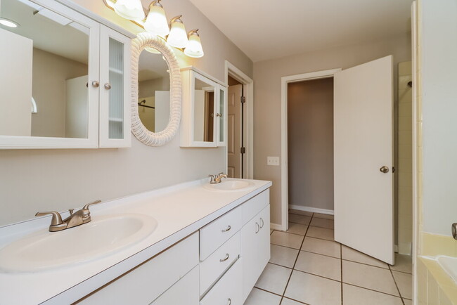 Building Photo - 9329 Crandon Ln