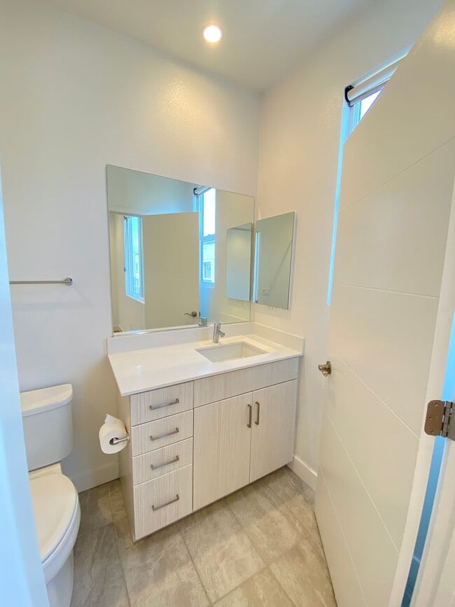 Building Photo - Advent - Three Story Townhome W/ Attached ...