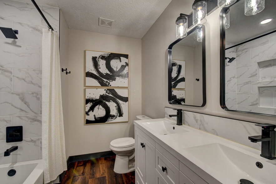 Hall Bathroom - 11680 Meredith Ave