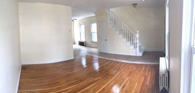 Building Photo - 196 Frank St