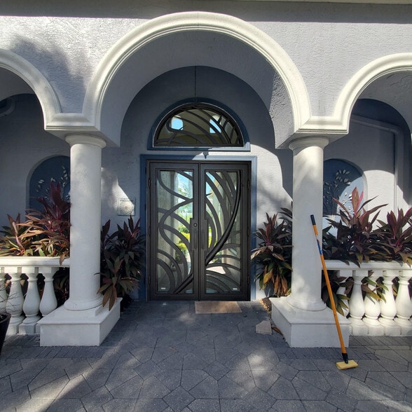 Building Photo - 9741 Las Casas Dr