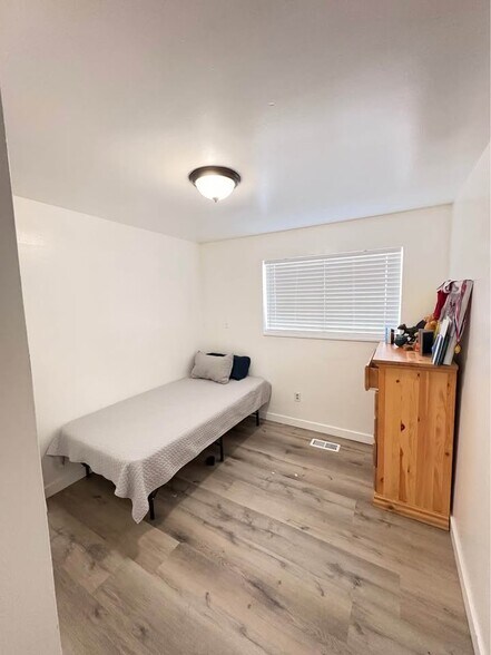 Building Photo - 974 W 600 S