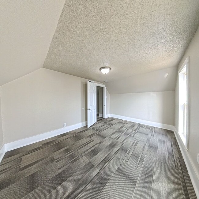 Building Photo - Newly remodeled 3 bedroom 2 bathroom home-Located in Jefferson