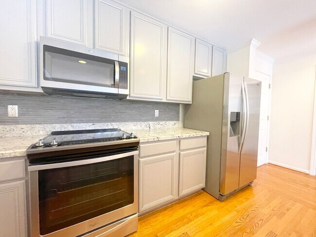 Building Photo - Twin Peaks: Remodeled Condo with Garage Pa...