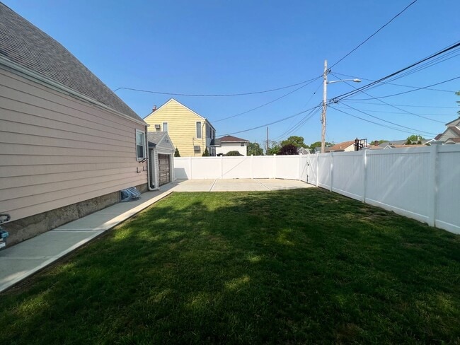 Building Photo - Terrific 4 Bed/1 Bath Home in Elmont!