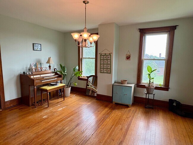 Building Photo - Large 4 bedroom house near Waynesboro Hospital