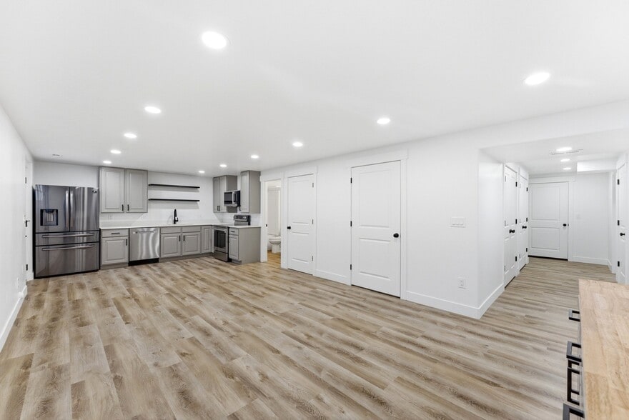 Building Photo - 2432 W Santa Fe Dr