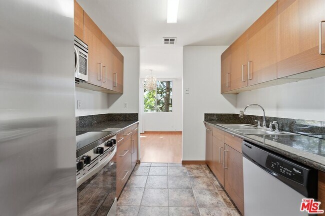 Building Photo - 100 S Doheny Dr