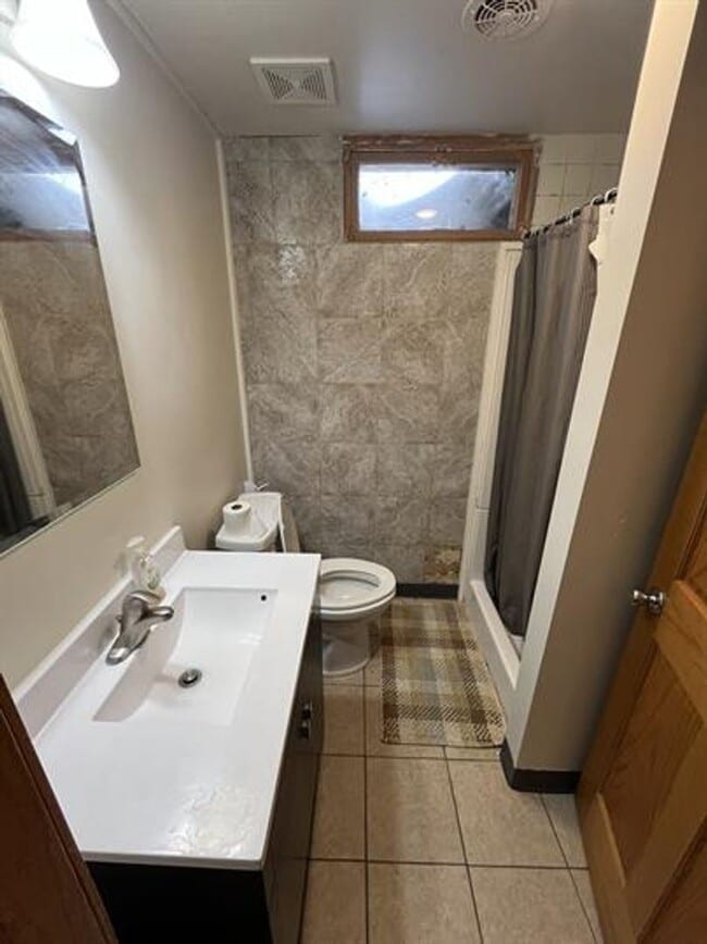 Building Photo - 5 bedroom/ 2 bath home within walking distance to BSU